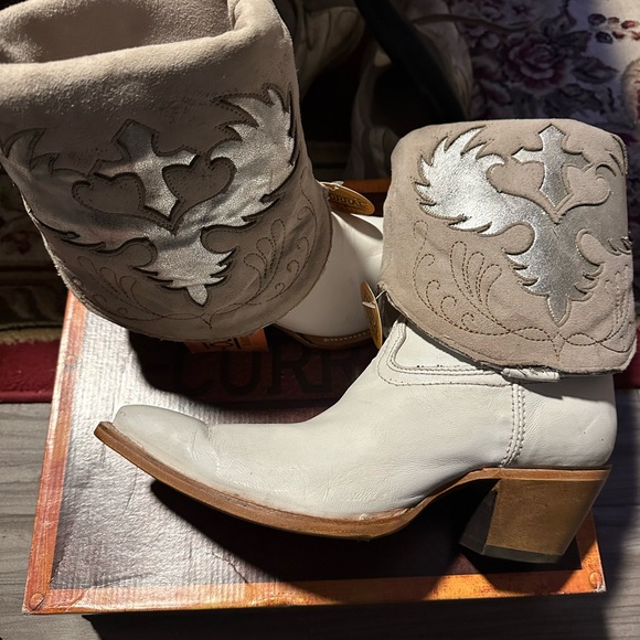 Corral White/Silver Lamb Wing & Cross Embroidered Boots - Picture 4 of 5